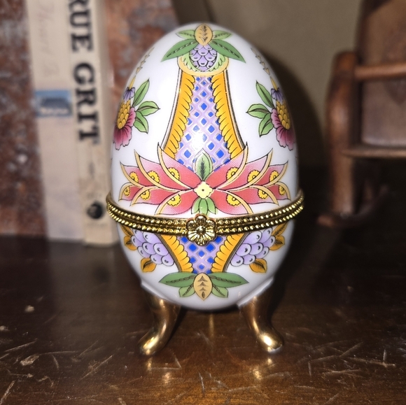 Vintage Porcelain Egg Trinker Box - Picture 1 of 5